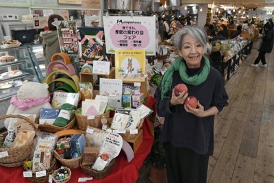 「このリンゴおいしいのよ」。クレヨンハウス東京店の店内に立つ落合恵子さん＝東京都武蔵野市で、宮本明登撮影