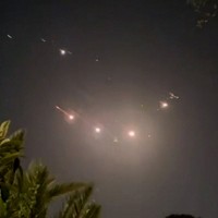 イランによる空からの攻撃をイスラエル側が迎撃する様子＝2024年4月14日午前1時46分、松岡大地撮影の動画から