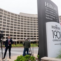 銃撃事件から一夜明けた現場のホテル＝米首都ワシントンで2026年4月26日、AP