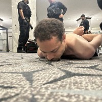 米国の首都ワシントンで、トランプ大統領も出席したホワイトハウス記者会主催の夕食会会場付近で、銃を発砲した後、拘束された容疑者＝トランプ氏のソーシャルメディアへの投稿より、ロイター