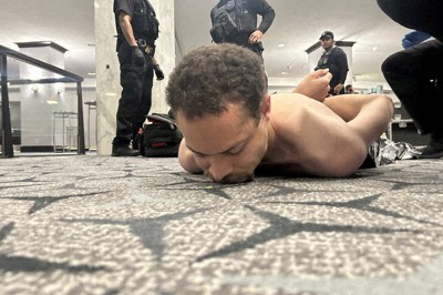 米国の首都ワシントンで、トランプ大統領も出席したホワイトハウス記者会主催の夕食会会場付近で、銃を発砲した後、拘束された容疑者＝トランプ氏のソーシャルメディアへの投稿より、ロイター