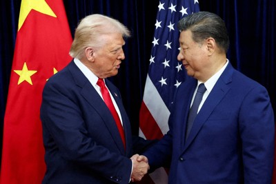 トランプ米大統領（左）と握手する中国の習近平国家主席＝韓国・釜山で2025年10月30日、ロイター