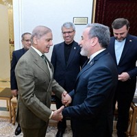 パキスタンのシャリフ首相（左）と会談するイランのアラグチ外相＝2026年4月25日、パキスタン政府提供・ロイター
