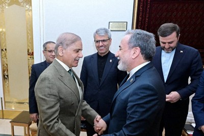 パキスタンのシャリフ首相（左）と会談するイランのアラグチ外相＝2026年4月25日、パキスタン政府提供・ロイター