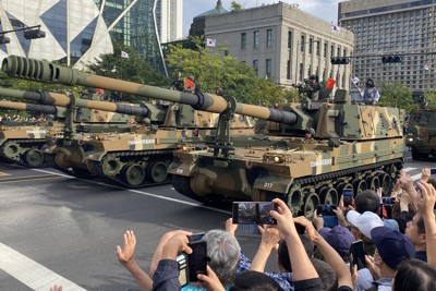 軍事パレードに登場した韓国のK9自走砲。ポーランドやベトナムに輸出されている＝ソウル市で2024年10月1日、福岡静哉撮影