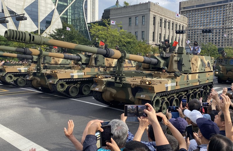 軍事パレードに登場した韓国のK9自走砲。ポーランドやベトナムに輸出されている＝ソウル市で2024年10月1日、福岡静哉撮影