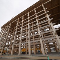 一部を残して解体中の大屋根「リング」＝大阪市此花区で4月13日、渡部直樹撮影