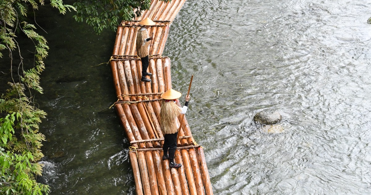 木材運ぶ「筏流し」再現　伝統の技を披露　愛媛・内子