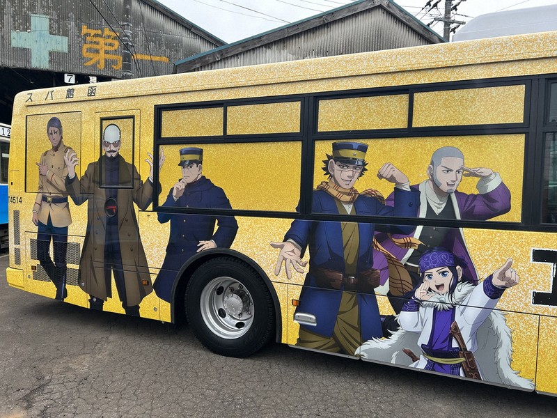 ラッピングされたバス＝函館市で2026年4月27日、高山純二撮影、©野田サトル/集英社・ゴールデンカムイ製作委員会