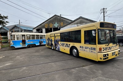ラッピングされたバス（右）と函館市電（左奥）＝函館市で2026年4月27日、高山純二撮影、©野田サトル/集英社・ゴールデンカムイ製作委員会