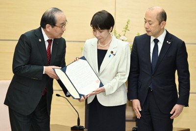 NPT再検討会議を前に、高市早苗首相（中央）を表敬訪問して要望書を提出した広島市の松井一実市長（左）と長崎市の鈴木史朗市長＝首相官邸で2026年4月9日午後3時56分、平田明浩撮影