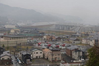 火災の発生から6日目となったこの日も町内は山林からの煙で覆われた＝岩手県大槌町で2026年4月27日午後2時50分、奥田伸一撮影