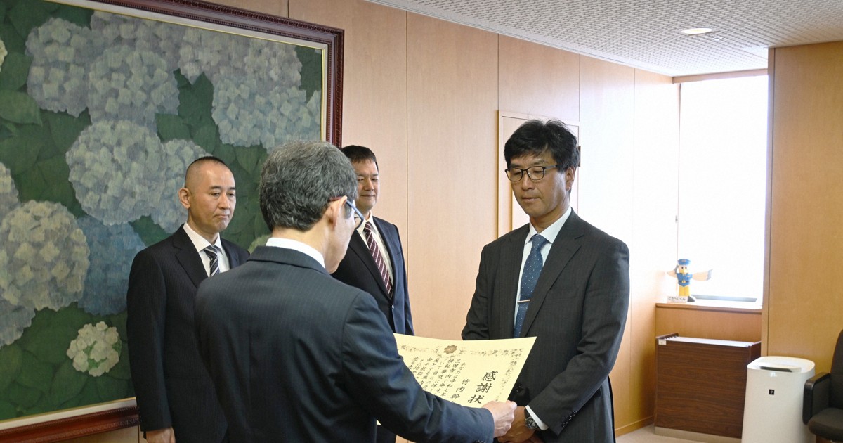 炎上する車内から間一髪　高齢夫妻救出の男性に感謝状　兵庫