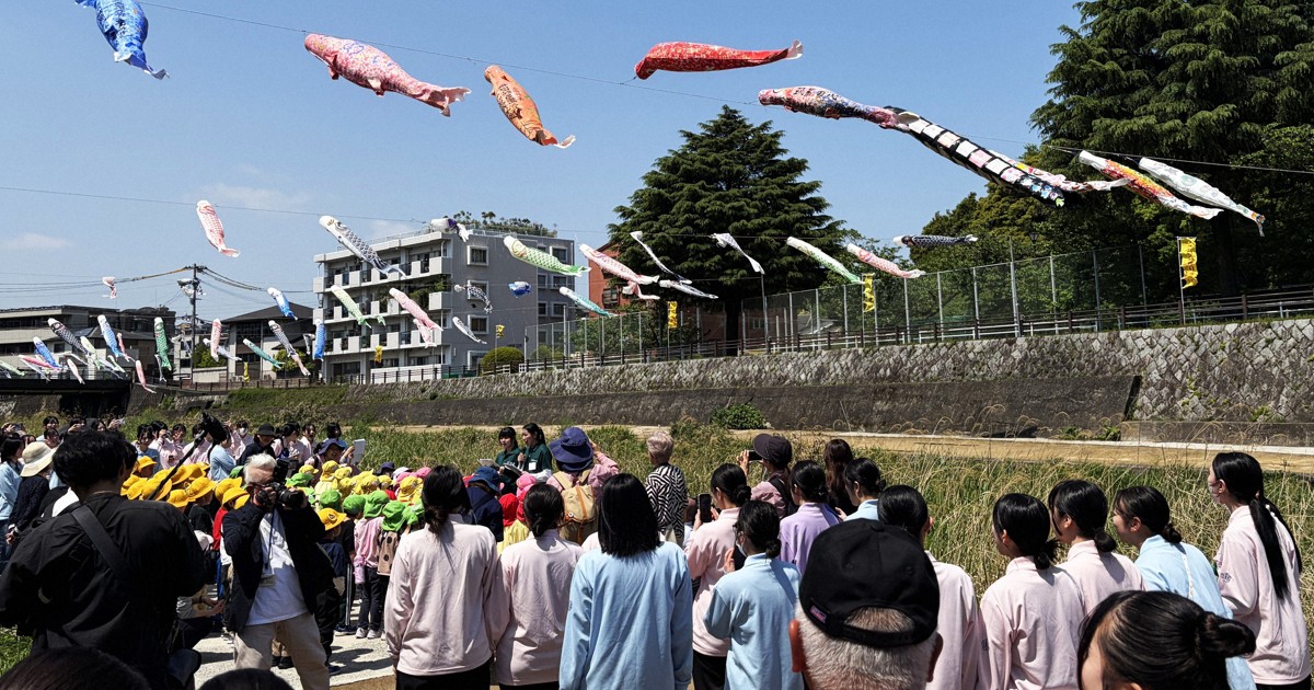 板櫃川に廃材活用こいのぼり舞う　被災地復興願い　北九州