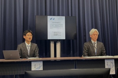 北海道・三陸沖後発地震注意情報の呼びかけ期間が終了し、記者会見する内閣府の岩村公太企画官（左）と気象庁の上野寛・大規模地震調査室長＝気象庁で2026年4月27日午後5時15分、森田采花撮影