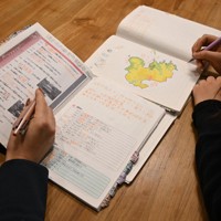 ほとんど塾に通うことなく、親子での勉強で東京都立の中高一貫校に合格した上村玲奈さん（右、仮名）と母の理恵さん（仮名）＝東京都内で2026年3月13日午後5時5分、川口峻撮影