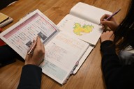 ほとんど塾に通うことなく、親子での勉強で東京都立の中高一貫校に合格した上村玲奈さん（右、仮名）と母の理恵さん（仮名）＝東京都内で2026年3月13日午後5時5分、川口峻撮影