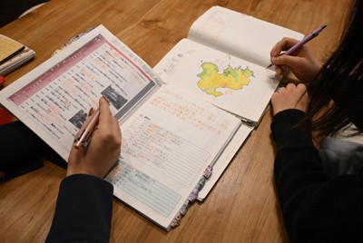 ほとんど塾に通うことなく、親子での勉強で東京都立の中高一貫校に合格した上村玲奈さん（右、仮名）と母の理恵さん（仮名）＝東京都内で2026年3月13日午後5時5分、川口峻撮影