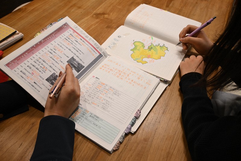 ほとんど塾に通うことなく、親子での勉強で東京都立の中高一貫校に合格した上村玲奈さん（右、仮名）と母の理恵さん（仮名）＝東京都内で2026年3月13日午後5時5分、川口峻撮影