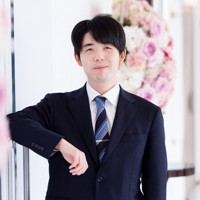 第84期名人戦での2連勝から一夜明け、笑顔でポーズをとる藤井聡太名人＝青森市のホテル青森で2026年4月27日午前8時44分、吉田航太撮影