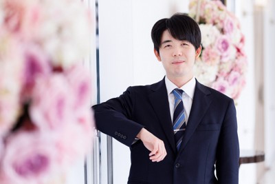 第84期名人戦での2連勝から一夜明け、笑顔でポーズをとる藤井聡太名人＝青森市のホテル青森で2026年4月27日午前8時44分、吉田航太撮影