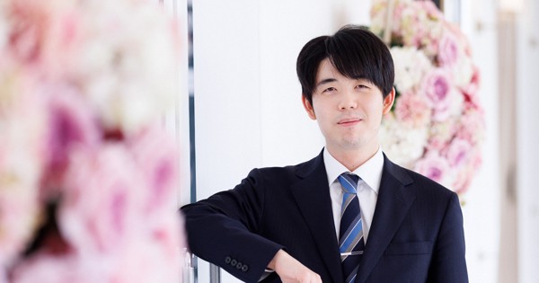 第84期名人戦での2連勝から一夜明け、笑顔でポーズをとる藤井聡太名人＝青森市のホテル青森で2026年4月27日午前8時44分、吉田航太撮影