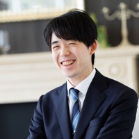 第84期名人戦での2連勝から一夜明け、笑顔でインタビューに答える藤井聡太名人＝青森市のホテル青森で2026年4月27日午前8時50分、吉田航太撮影