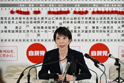 自民党開票センターでテレビ中継のインタビューに答える高市早苗首相＝同党本部で2026年2月8日午後10時8分、平田明浩撮影