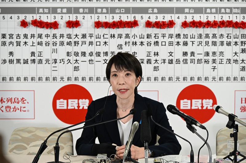 自民党開票センターでテレビ中継のインタビューに答える高市早苗首相＝同党本部で2026年2月8日午後10時8分、平田明浩撮影
