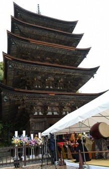 A completion ceremony takes place in front of Rurikoji temple's five-storied pagoda after renovations in the city of Yamaguchi on April 23, 2026. (Mainichi/ Saiji Fujita) 
