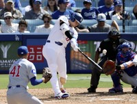 Shohei Ohtani of the Los Angeles Dodgers hits a solo home run against the Chicago Cubs at Dodger Stadium in Los Angeles on April 26, 2026. (Kyodo)