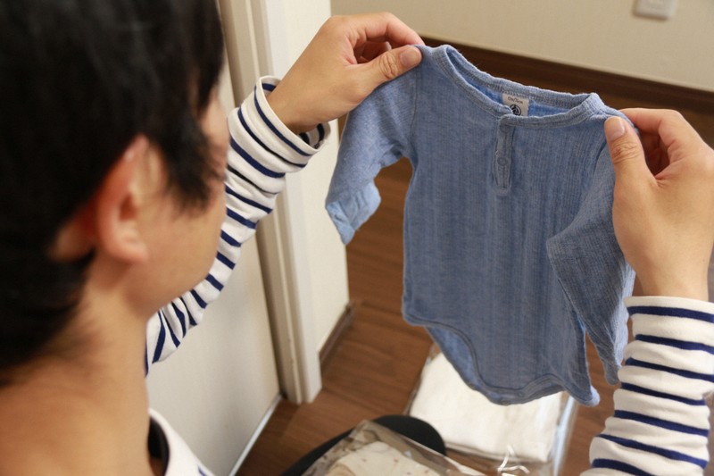 「子どもが着ていたベビー服が捨てられない」と話す人は多い（写真はイメージ）＝東京都内で2026年4月21日午後4時36分、山本萌撮影