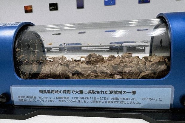 南鳥島近海の深海で2019年に採取されたレアアースを含む泥試料の一部＝海洋研究開発機構で
