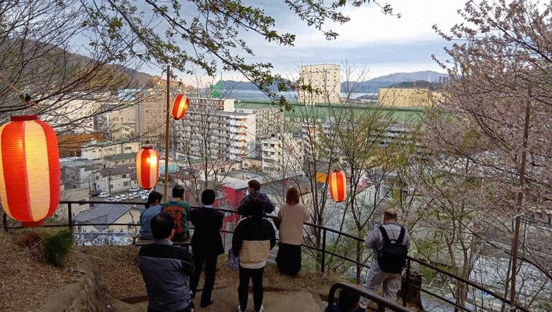 津波警報を受け、高台の公園に避難した人たち。奥が釜石湾＝岩手県釜石市で4月20日午後5時半