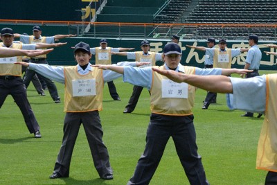 全国審判講習会で練習に励む女性審判ら＝阪神甲子園球場で2024年4月