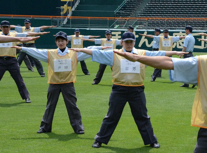 全国審判講習会で練習に励む女性審判ら＝阪神甲子園球場で2024年4月