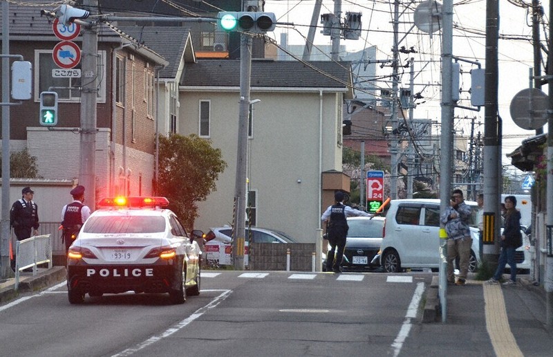 緊急銃猟実施を前に周辺道路で交通規制をかけ、車を誘導する警察官ら＝仙台市青葉区で4月19日