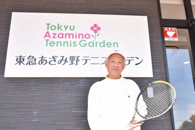 週末に通うテニスコートでラケットを手にする風間嘉隆さん＝横浜市で3月