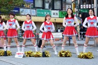 中野駅前で通勤客らを応援するAJO☆朝チア部＝東京都中野区で4月16日