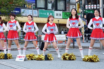 中野駅前で通勤客らを応援するAJO☆朝チア部＝東京都中野区で4月16日