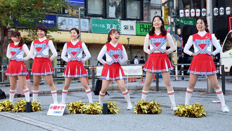 中野駅前で通勤客らを応援するAJO☆朝チア部＝東京都中野区で4月16日