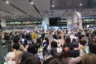 「戦争反対！」　大阪駅前2300人　／大阪