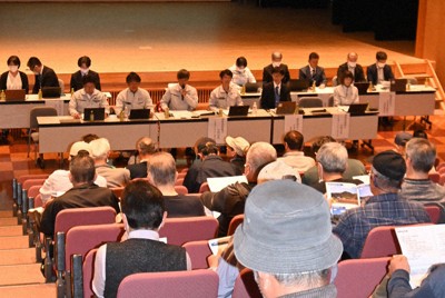 環境影響評価の結果を踏まえ、風車の基数減が公表された説明会＝鳥取県伯耆町宇代の鬼の館で、山田泰正撮影
