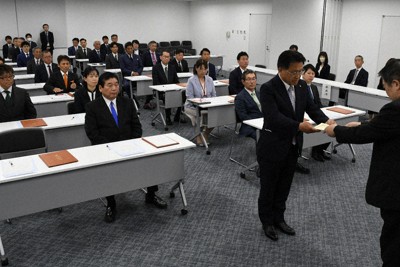 山口市議選の当選者が集まって行われた当選証書付与式＝山口市亀山町の山口市役所で2026年4月27日午後2時4分、藤田宰司撮影