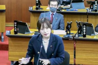 香川県東かがわ市議会の一般質問に臨む淀紀清さん＝同市議会映像配信動画から2026年3月、（共同）