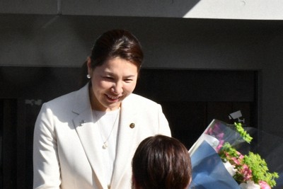 初登庁し、職員から花束を受け取る米丸麻希子市長＝鹿児島県姶良市で2026年4月27日、藤野智成撮影
