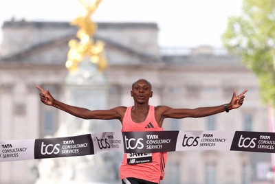 マラソンの公式競技では初めて2時間を切る記録でゴールしたケニアのサウェ選手＝ロンドン・マラソンで2026年4月26日、AP