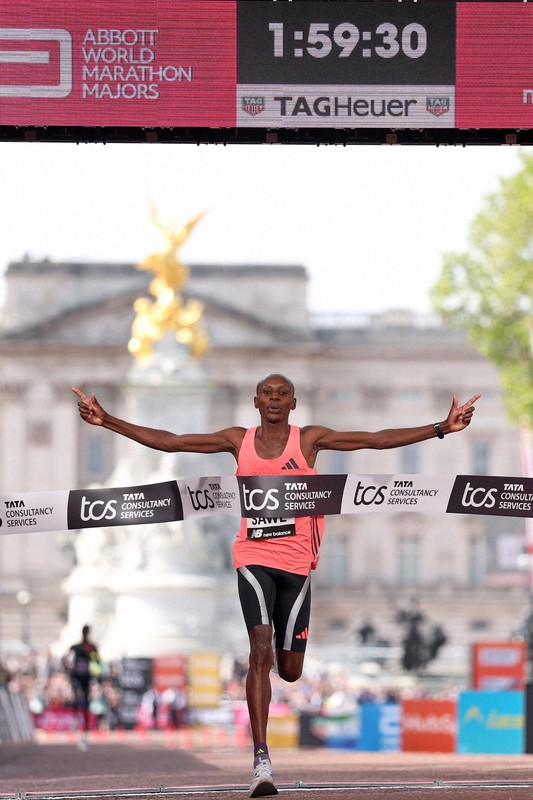 マラソンの公式競技では初めて2時間を切る記録でゴールしたケニアのサウェ選手＝ロンドン・マラソンで2026年4月26日、AP