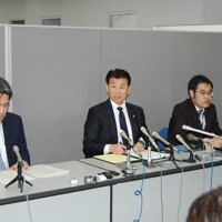 神栖市長選の審査申し立ての裁決について記者会見する茨城県選挙管理委員会の星野学委員長（中央）ら＝水戸市で2026年4月28日午後3時2分、古賀三男撮影