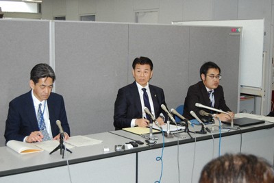 神栖市長選の審査申し立ての裁決について記者会見する茨城県選挙管理委員会の星野学委員長（中央）ら＝水戸市で2026年4月28日午後3時2分、古賀三男撮影